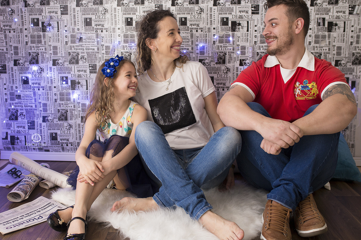 a familia posa para as fotos de dia dos pais