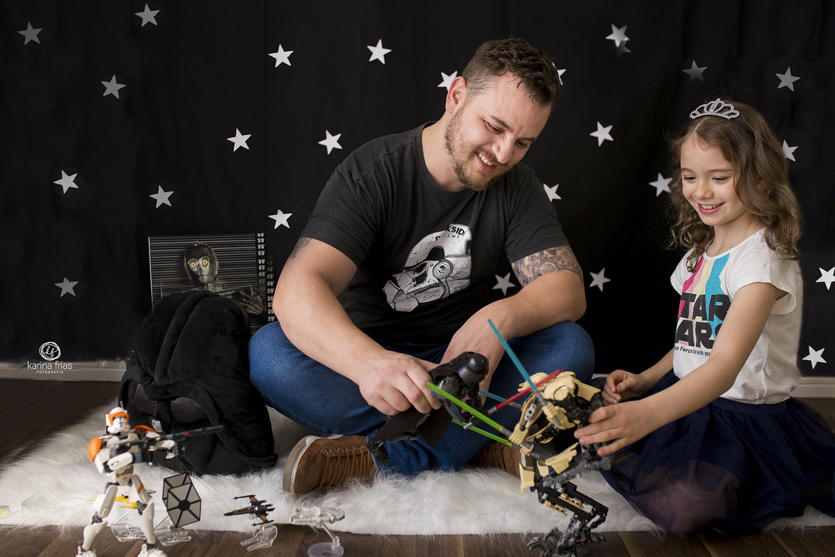 os modelos brincam na sessão em estudio