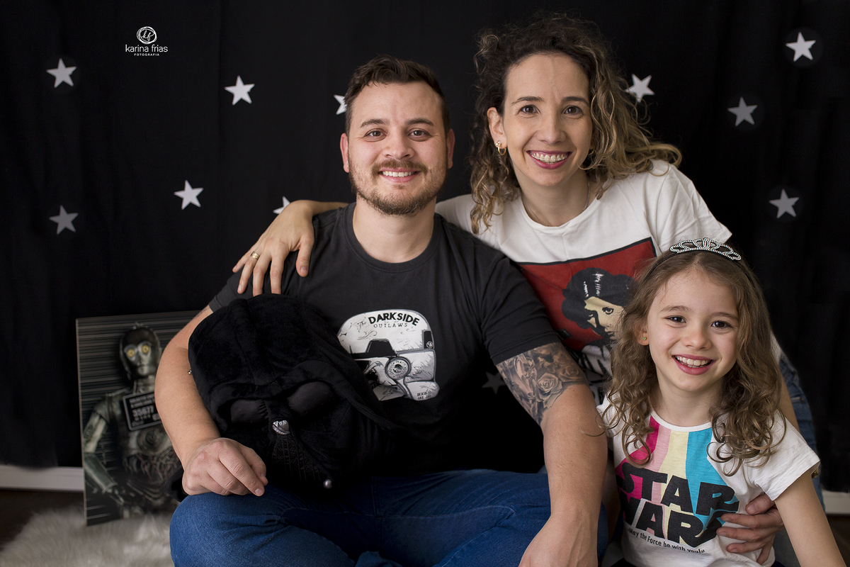 a familia posa para a fotografa de familia de caxias do sul, karina frias