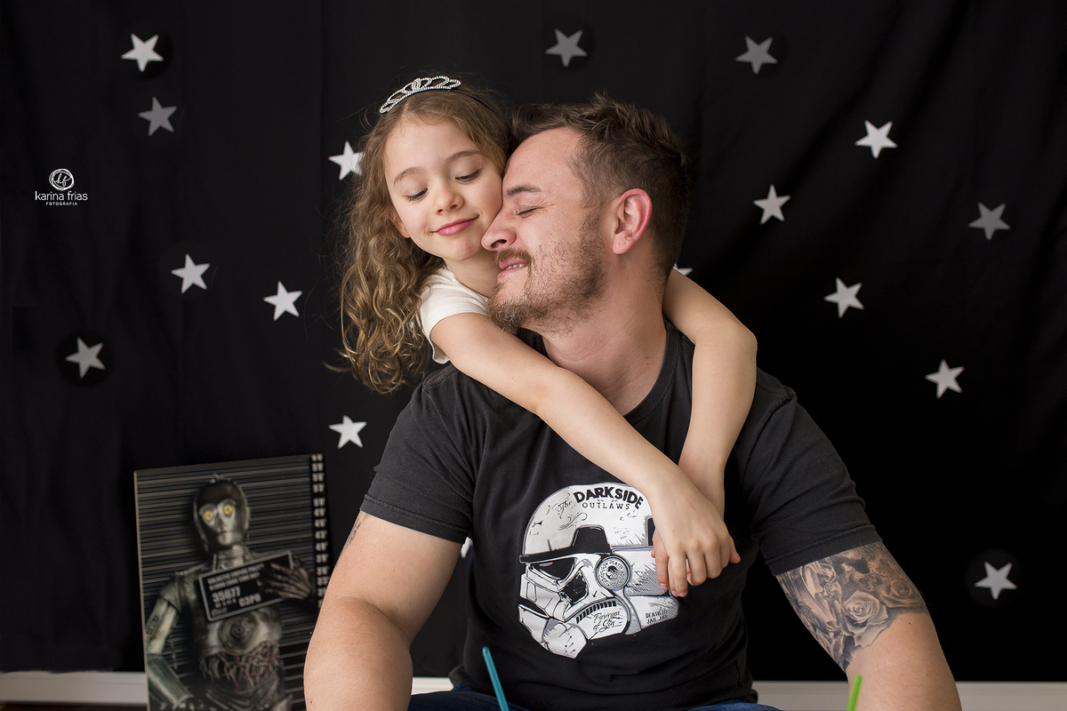 o pai sente o carinho da filha na sessão em estudio
