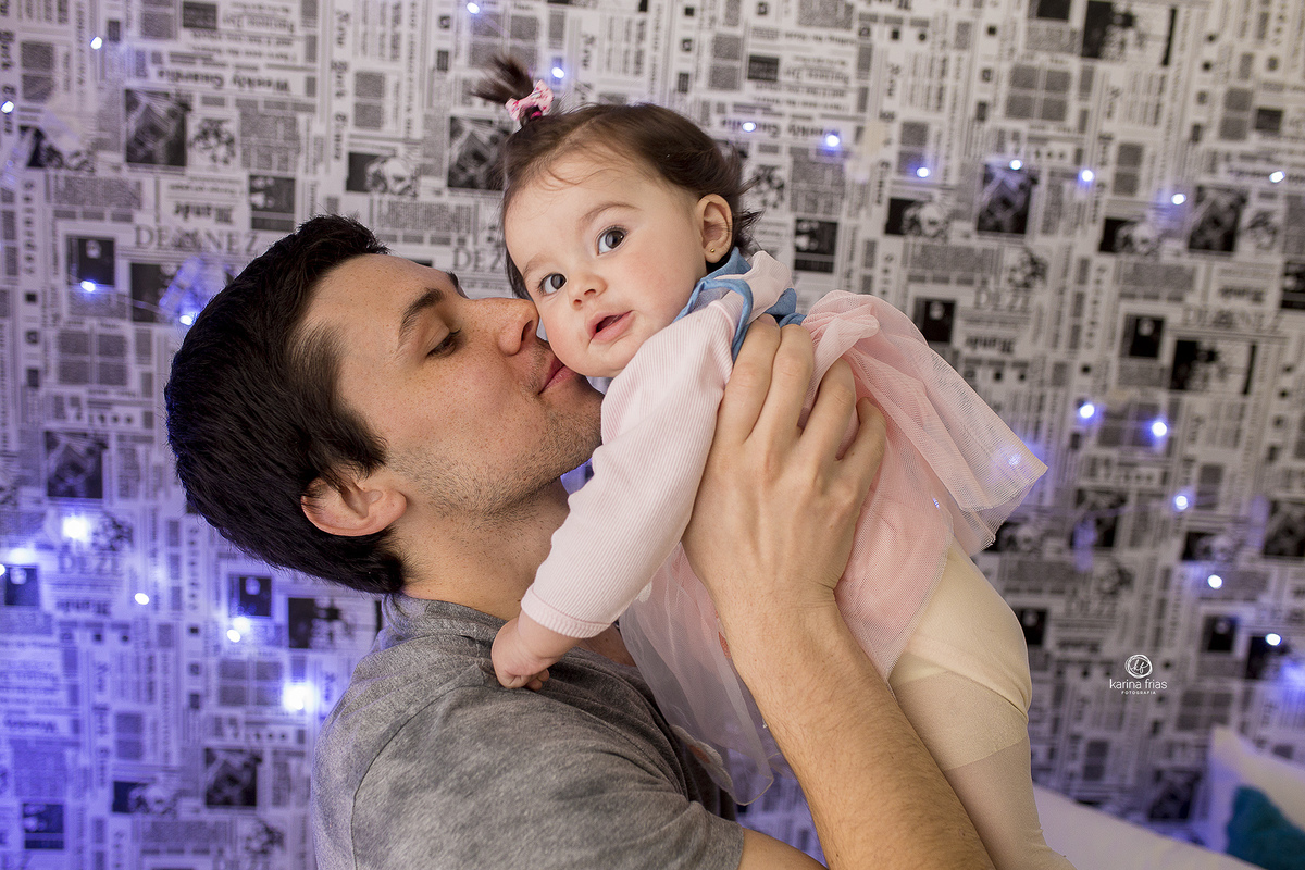 o pai beija a criança na sessão infantil