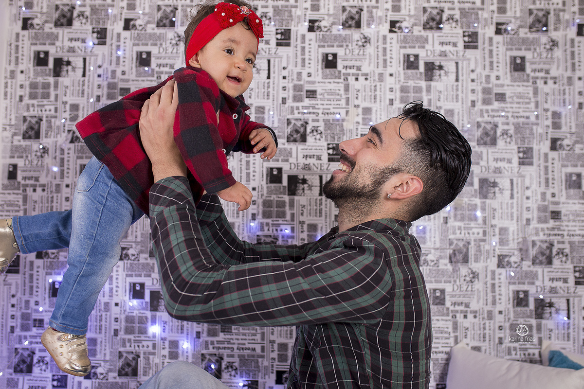 o pai ergue a filha para brincar 