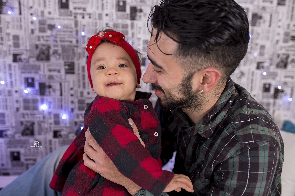 no ensaio infantil, o pai olha a filha