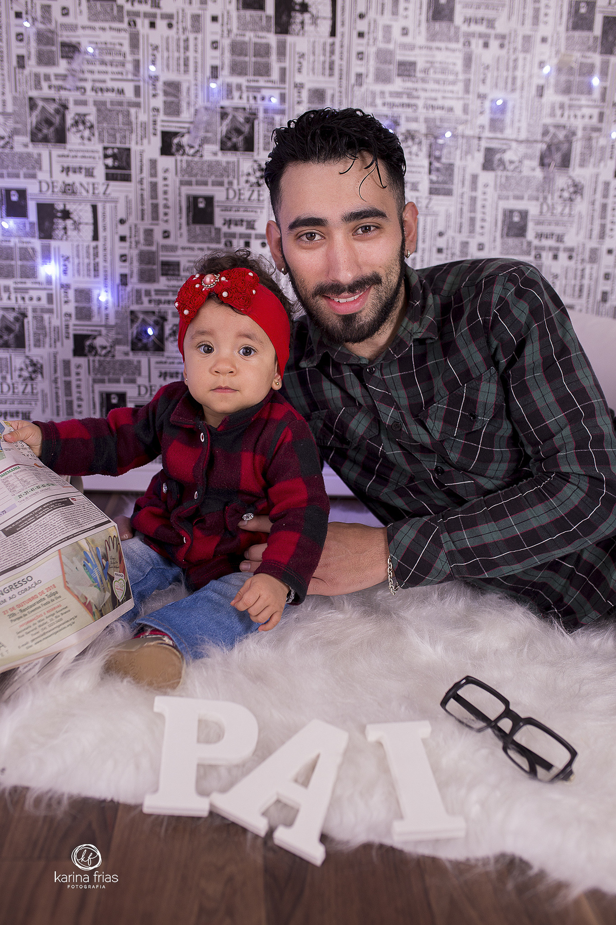 o pai se agacha ao lado da filha no ensaio infantil