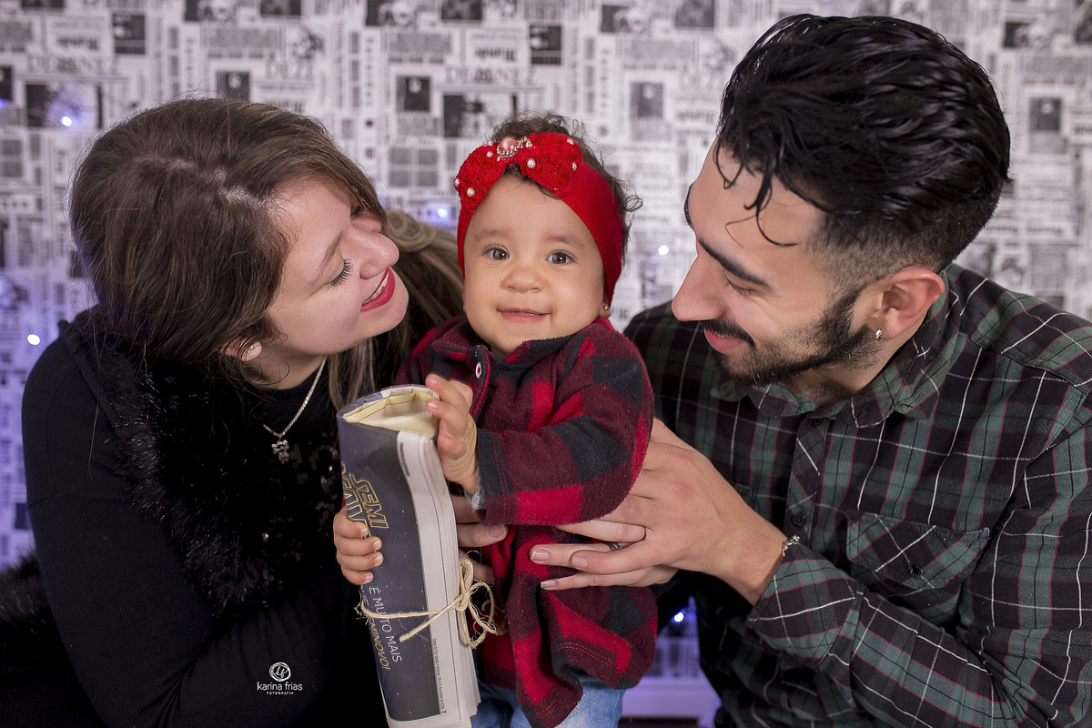 os pais olham a filha durante ensaio em estudio de caxias do sul - rs