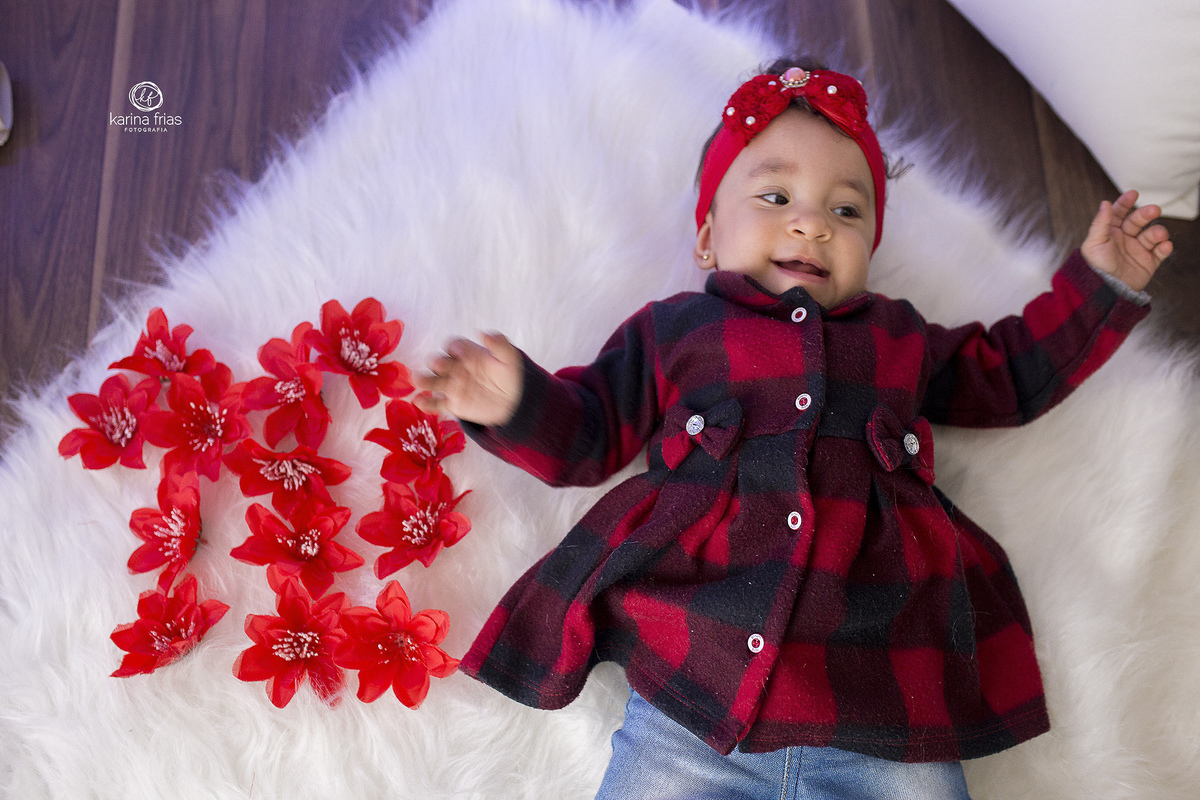 a menina esta deitada ao lado do numero que representa o mes