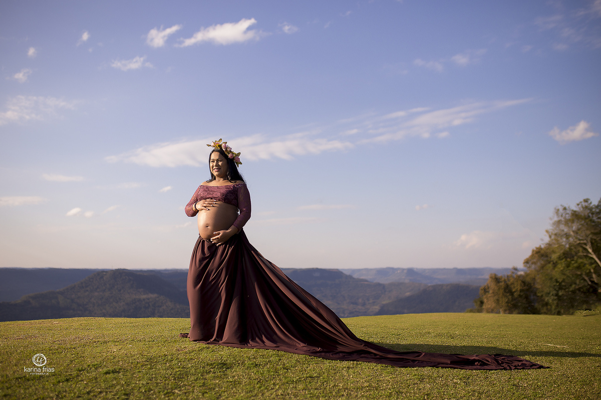 a gestante esta posando para o ensaio externo