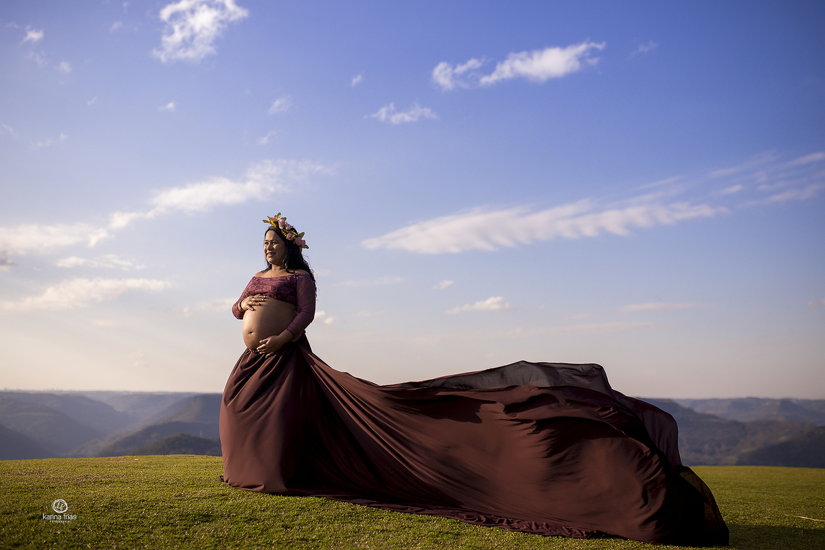 no ensaio de gestante, jogamos o tecido do vestido