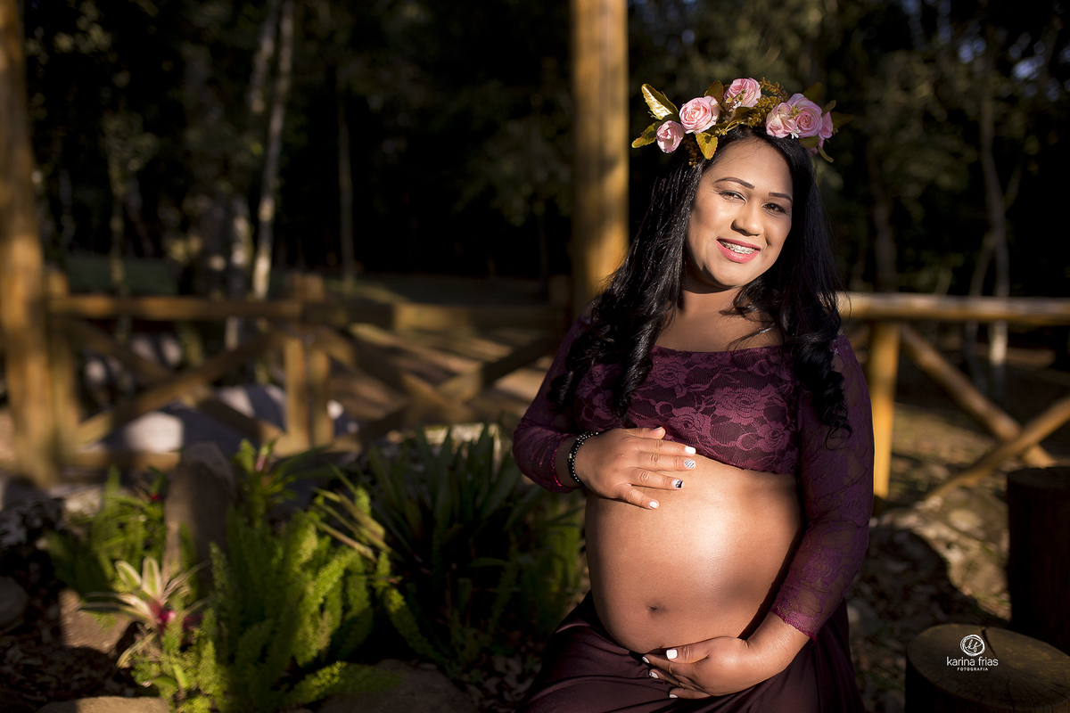 no book de gestante externo, a modelo esta entre as frestas do sol