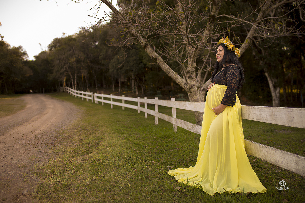 a modelo se encosta na cerca para posar