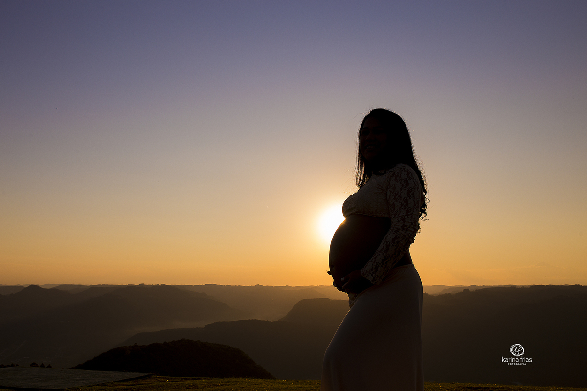 a gestante esta frente ao sol no ensaio