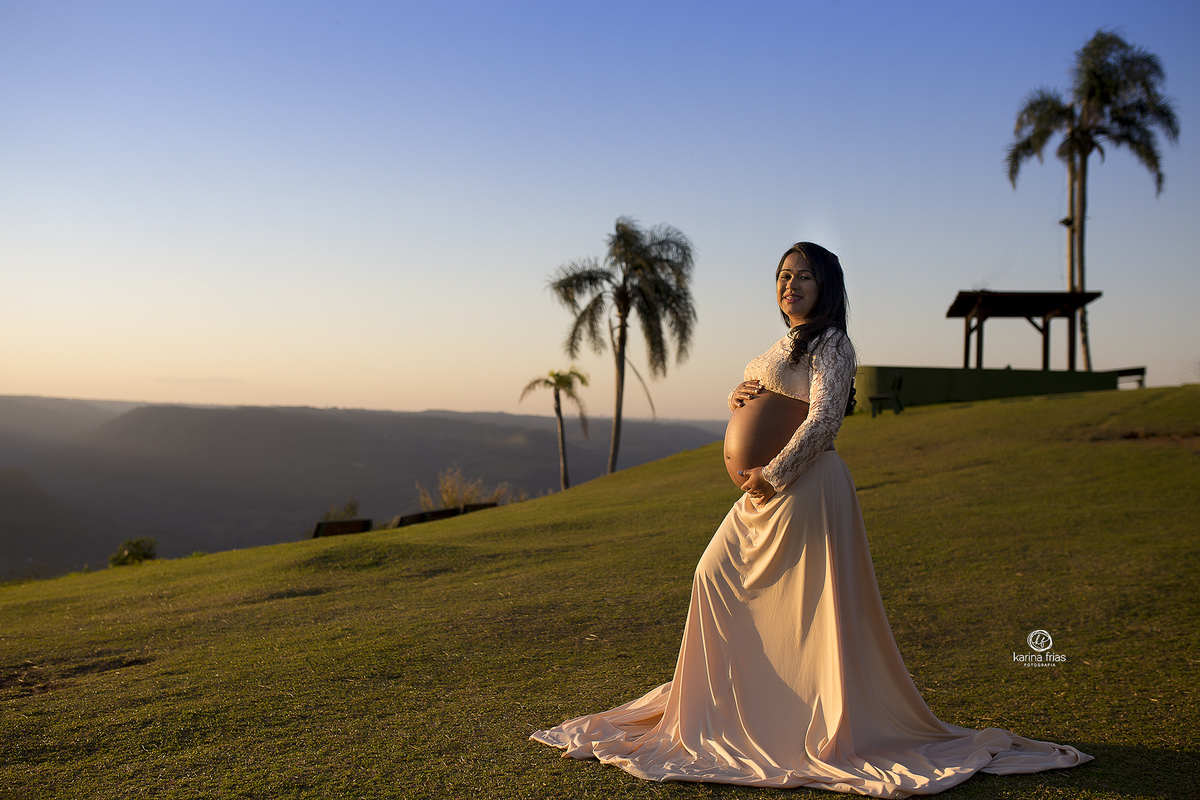 a modelo contempla a paisagem para as fotos do seu book