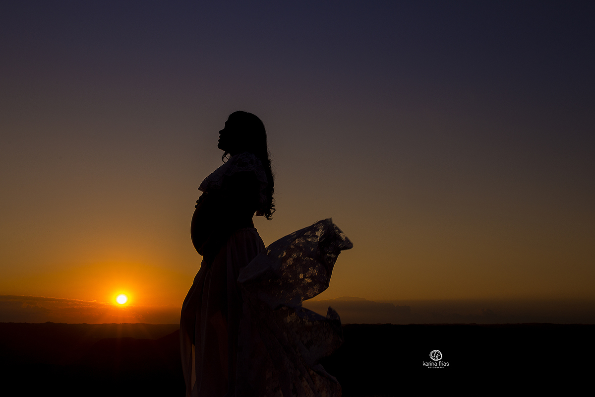 a fotografa de gestante, karina frias utiliza o por do sol nas imagens