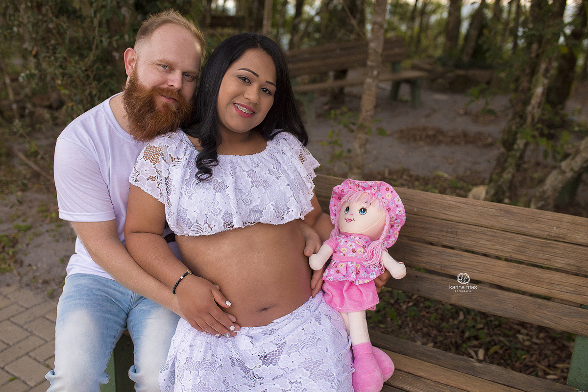 no ensaio de gestante utilizamos acessorios como boneca da bebe