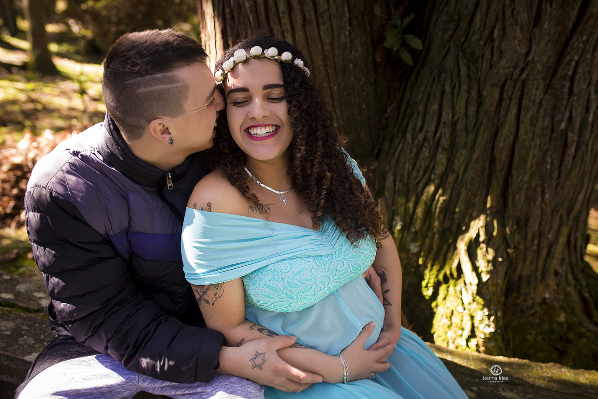 os pais se divertem durante as fotos de gestante