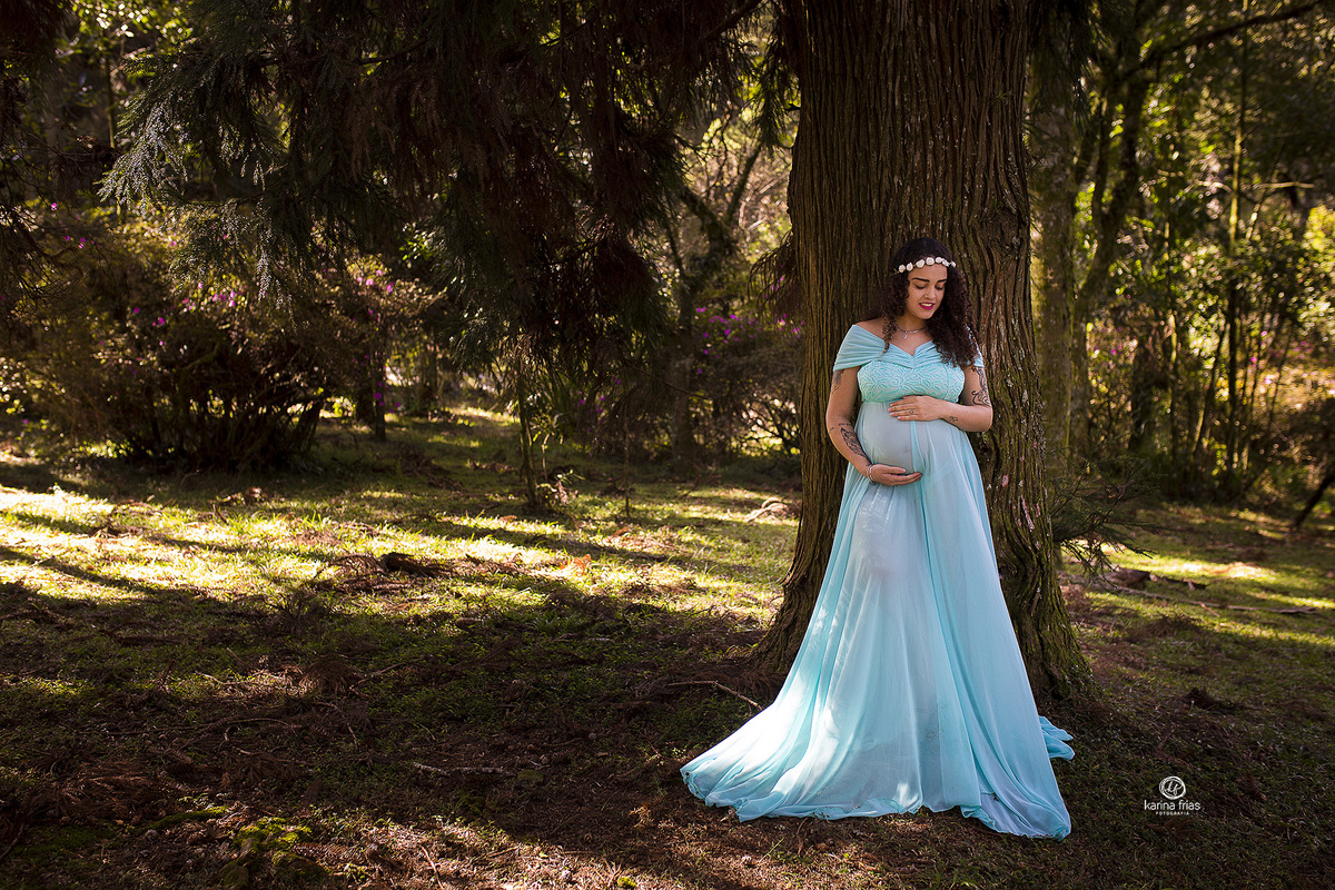 a gestante esta na arvore na sessão de fotos externas