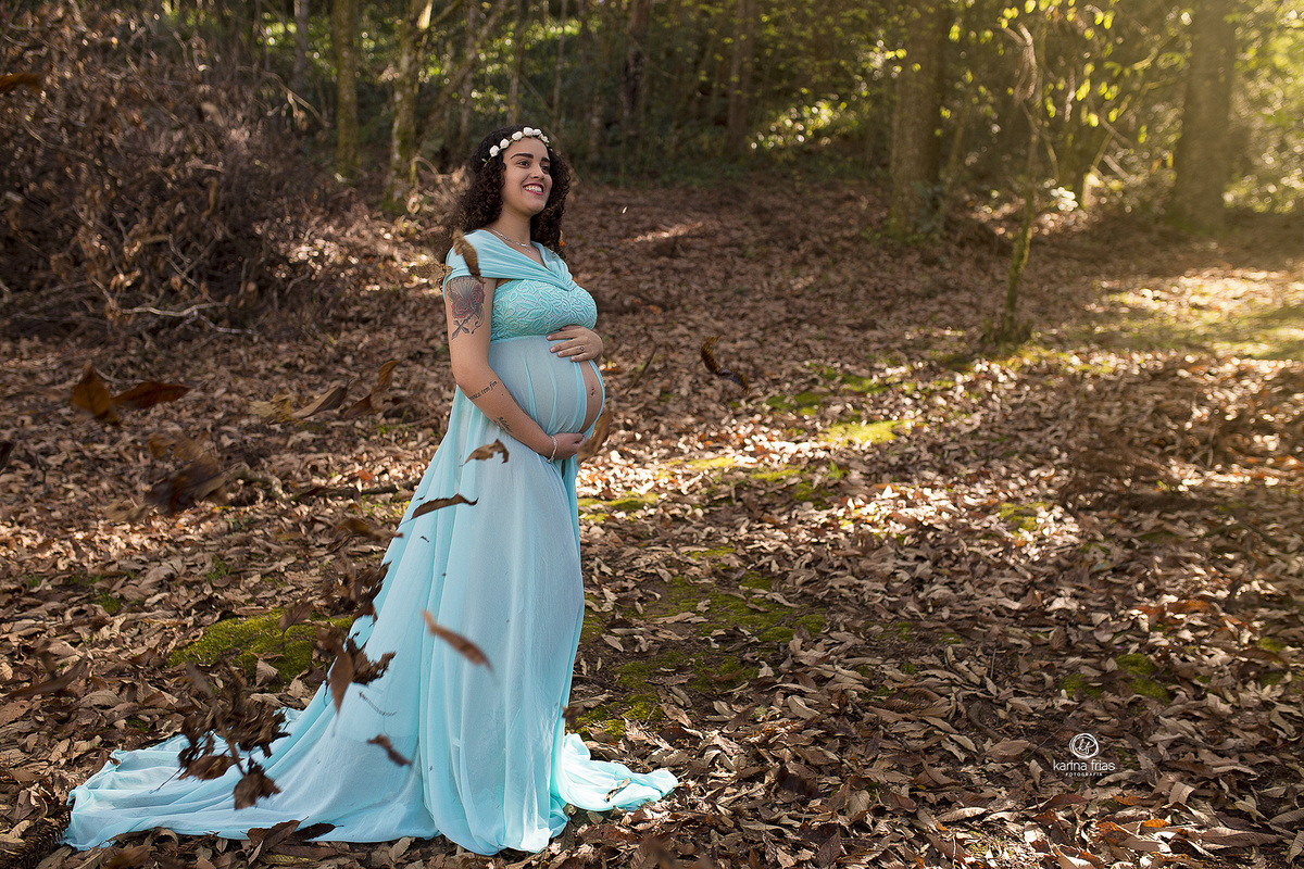 jogamos folhas na gestante durante a sessão do book externo