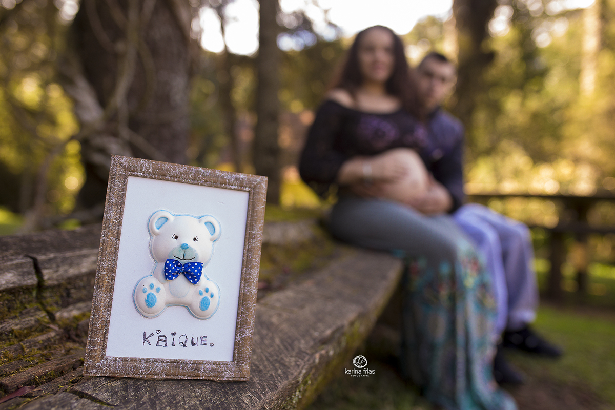 os pais olham o quadrinho do filho que esta por vir