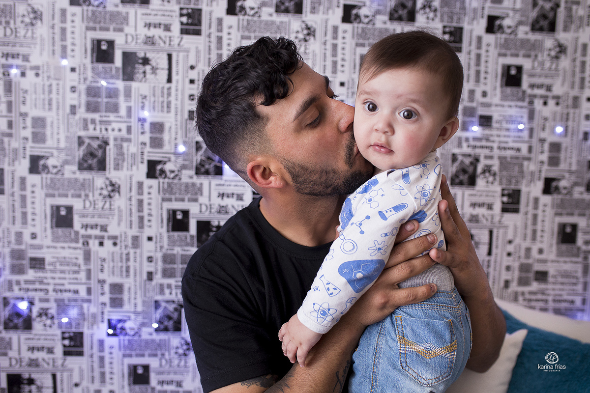 o pai beija o bebe no acompanhamento mensal