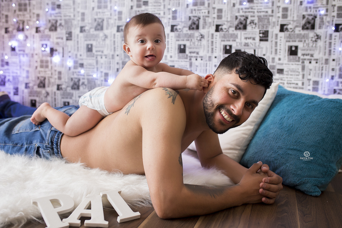 o pai deita e o filho fica nas costas dele