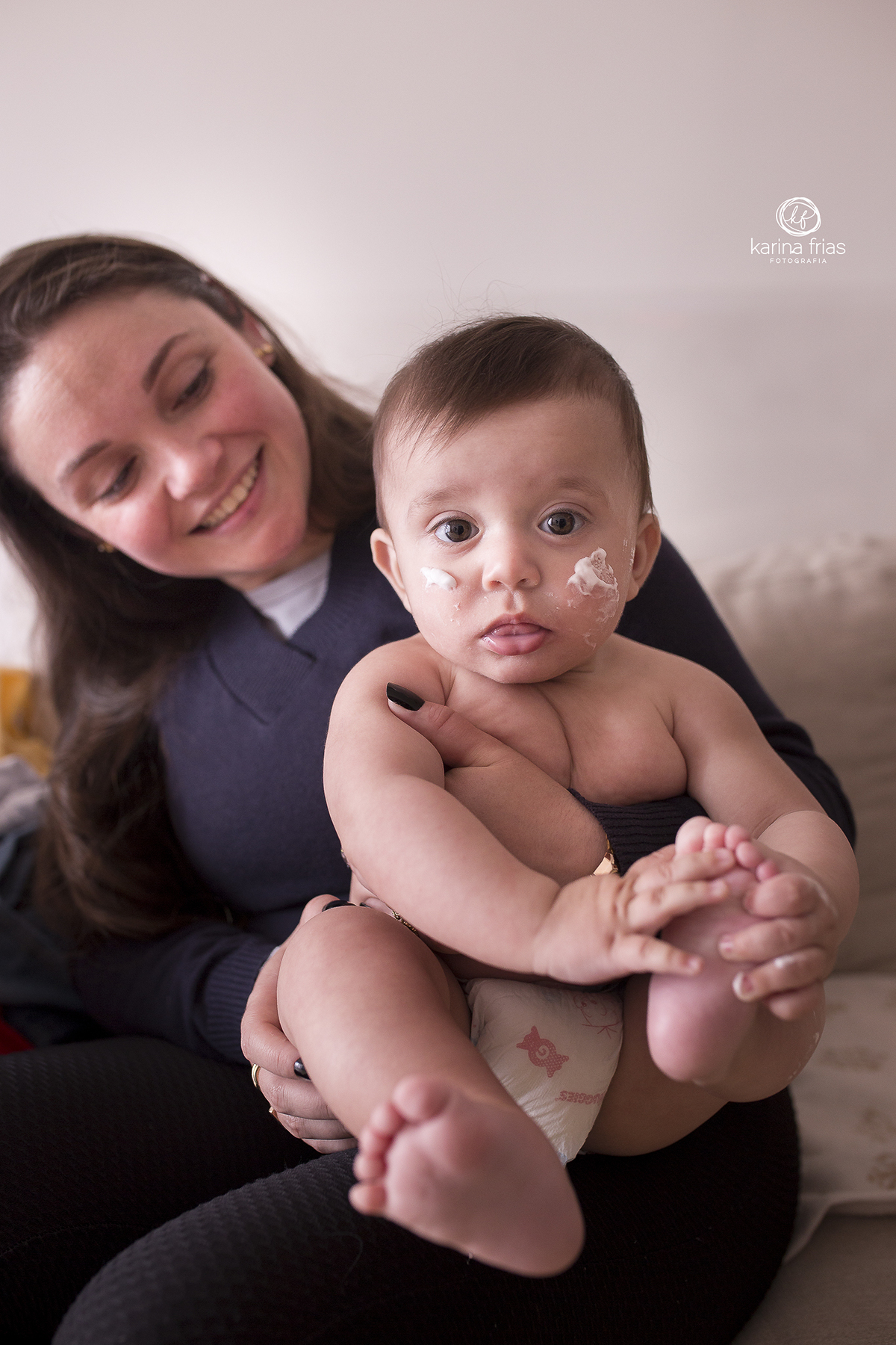 na sessão de dia dos pais o bebe se suja de espuma de barbear
