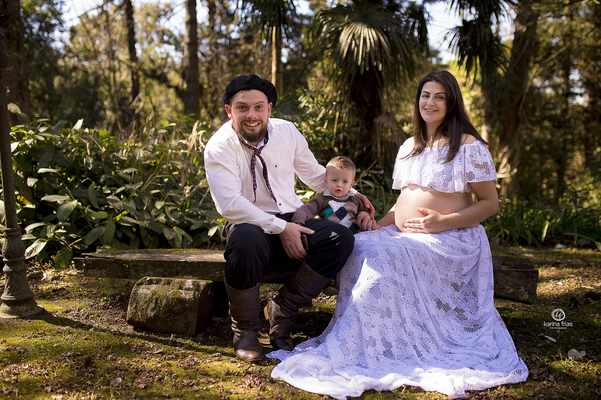 a familia posa para a fotografa de gestante de caxias do sul, karina frias