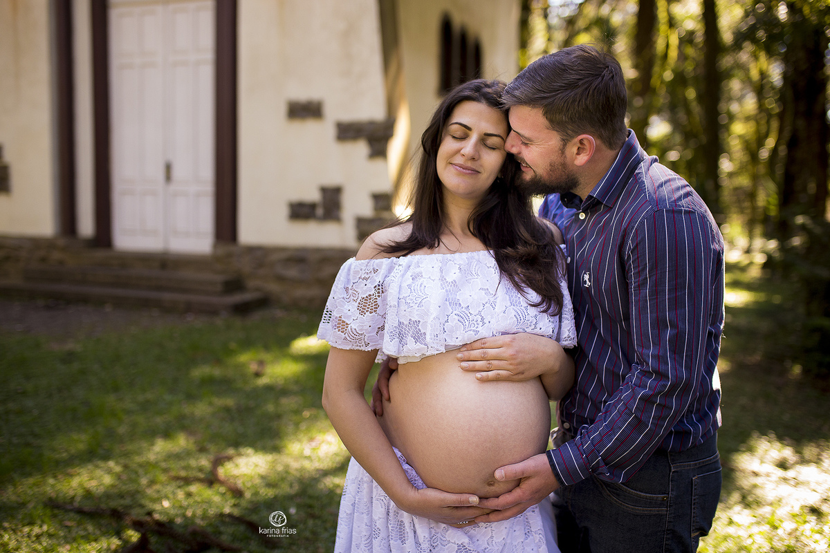 o marido abraça a esposa durante ensaio de gestante