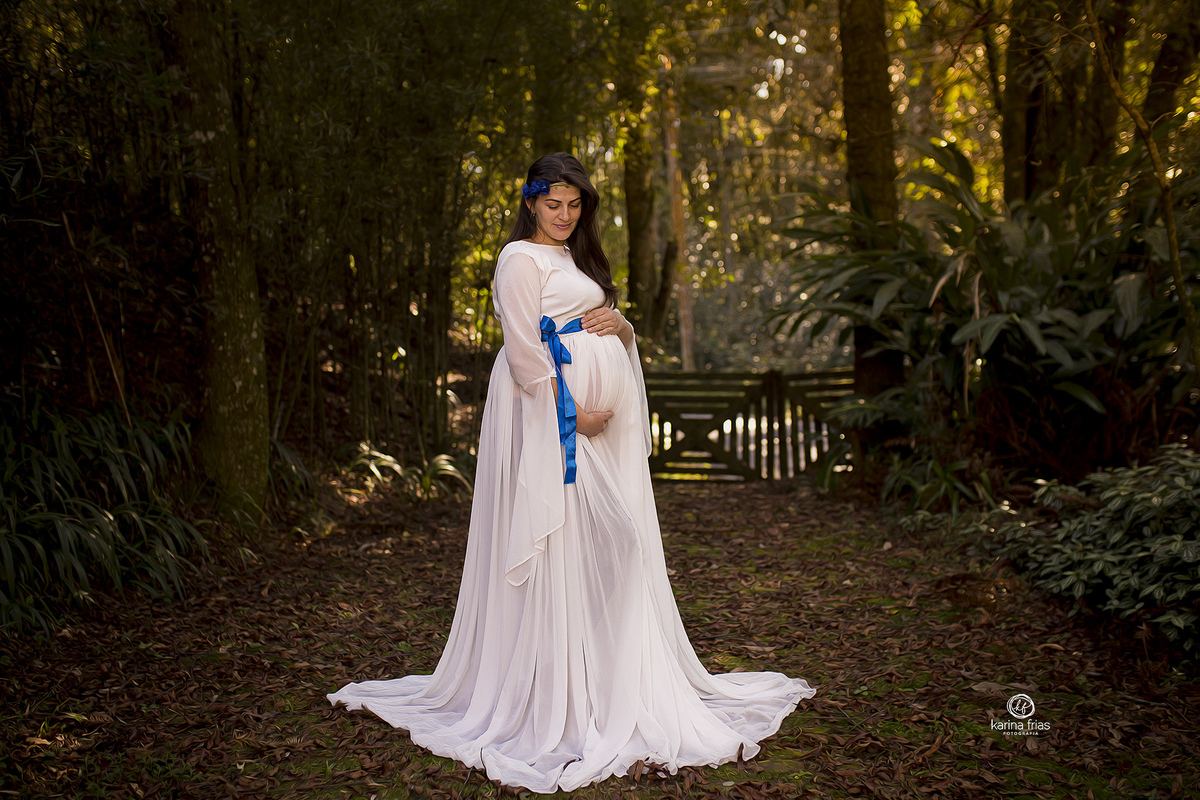 no ensaio de gestante, a modelo olha para baixo