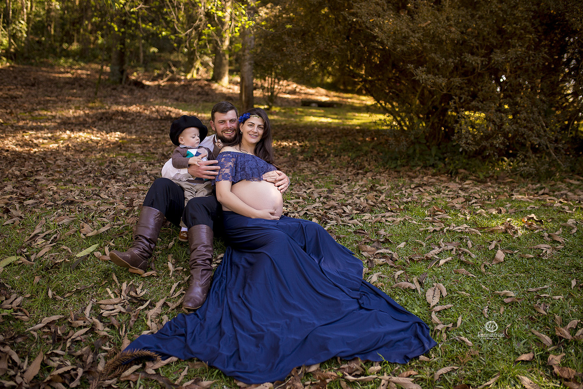 a familia senta para as fotos do book de gestante