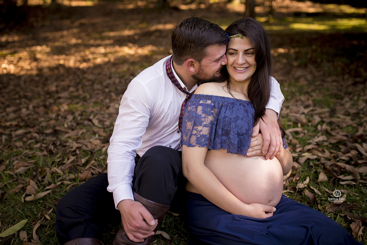 o marido acaricia a esposa nas fotos de gestante externas
