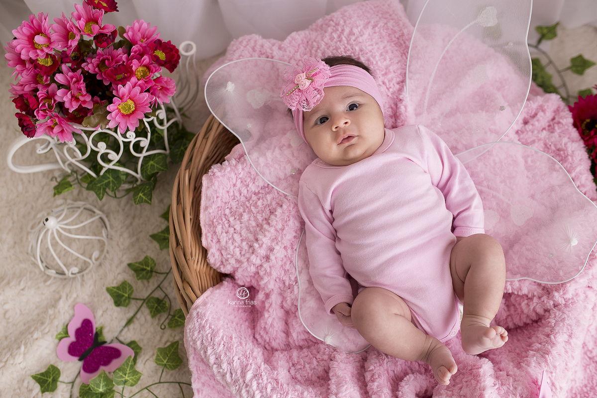 no ensaio de um mes vestimos a bebe de borboleta