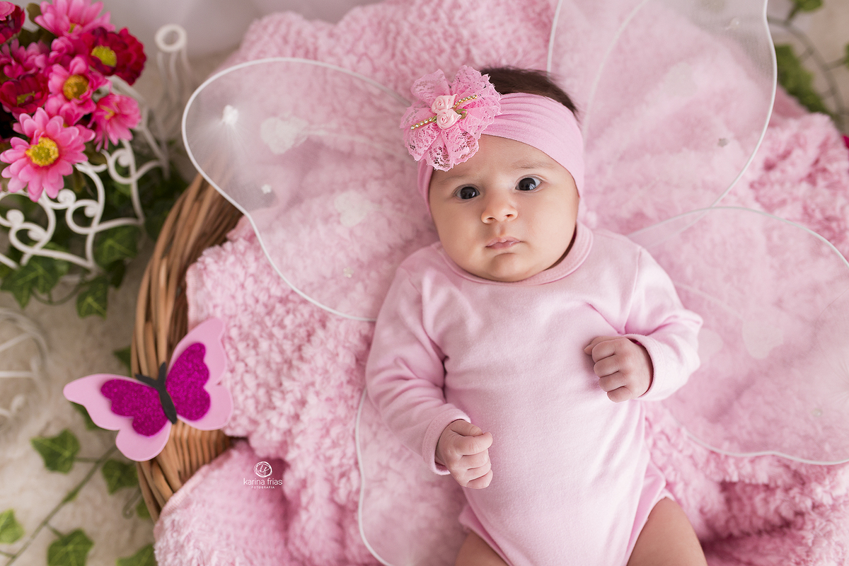 a bebe olha para a fotografa de familia de caxias do sul, karina frias