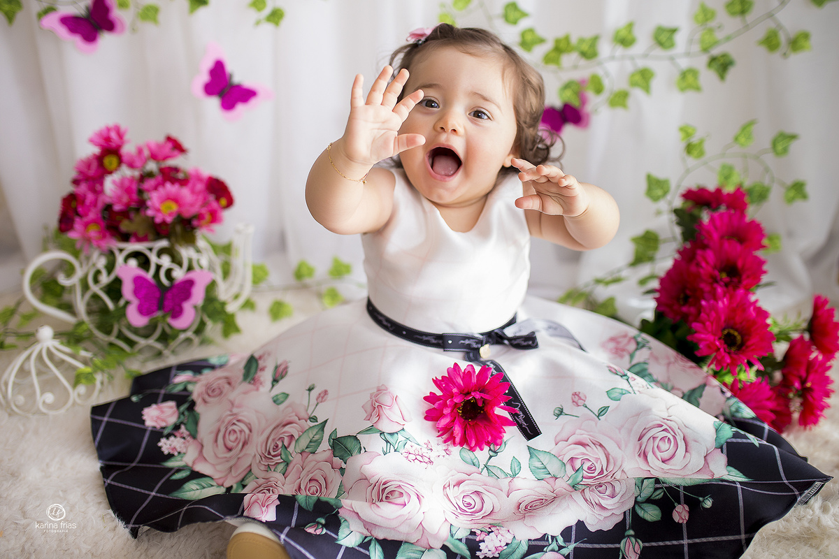 a bebe brinca no cenario