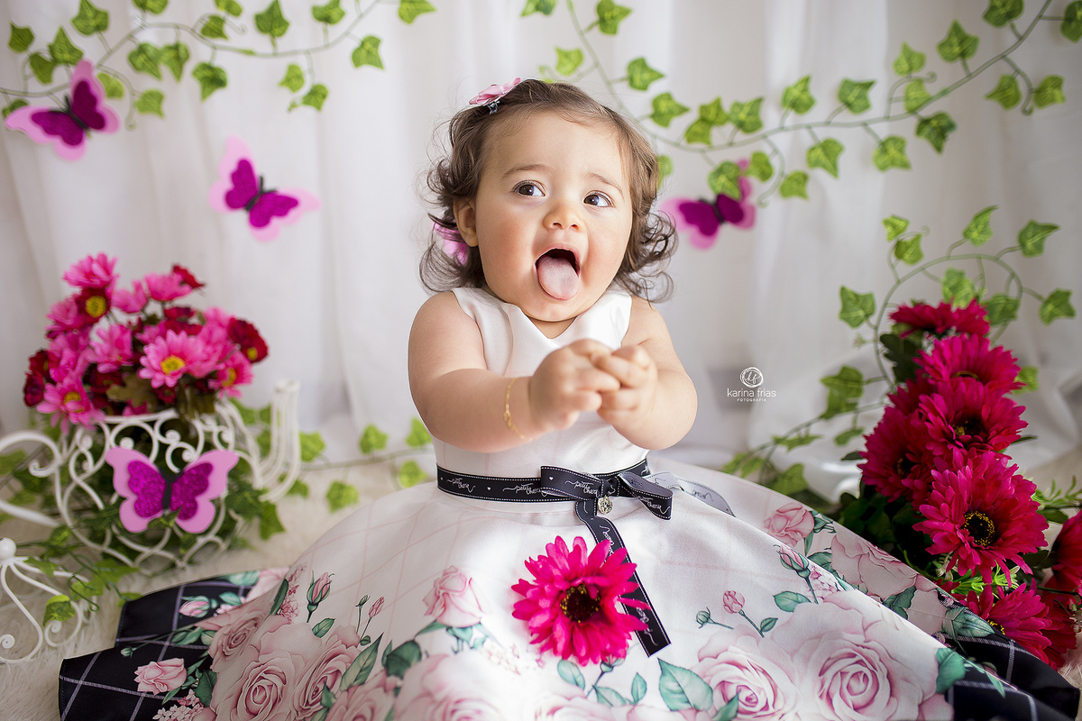 no ensaio infantil a nene mostra a lingua