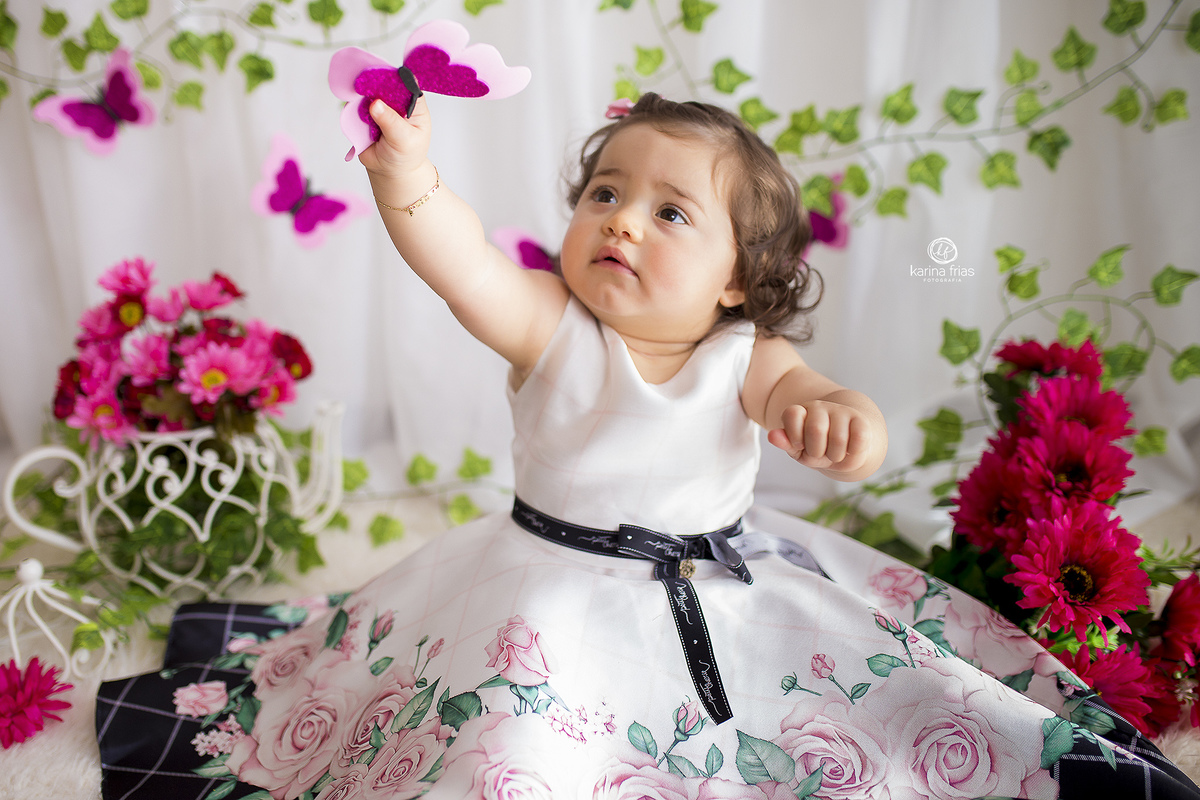 a criança brinca com a borboleta