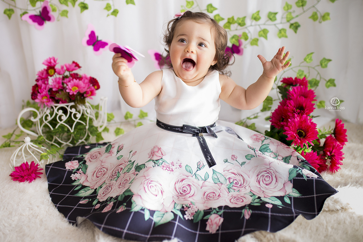 nas fotos de 11 meses, a criança se diverte