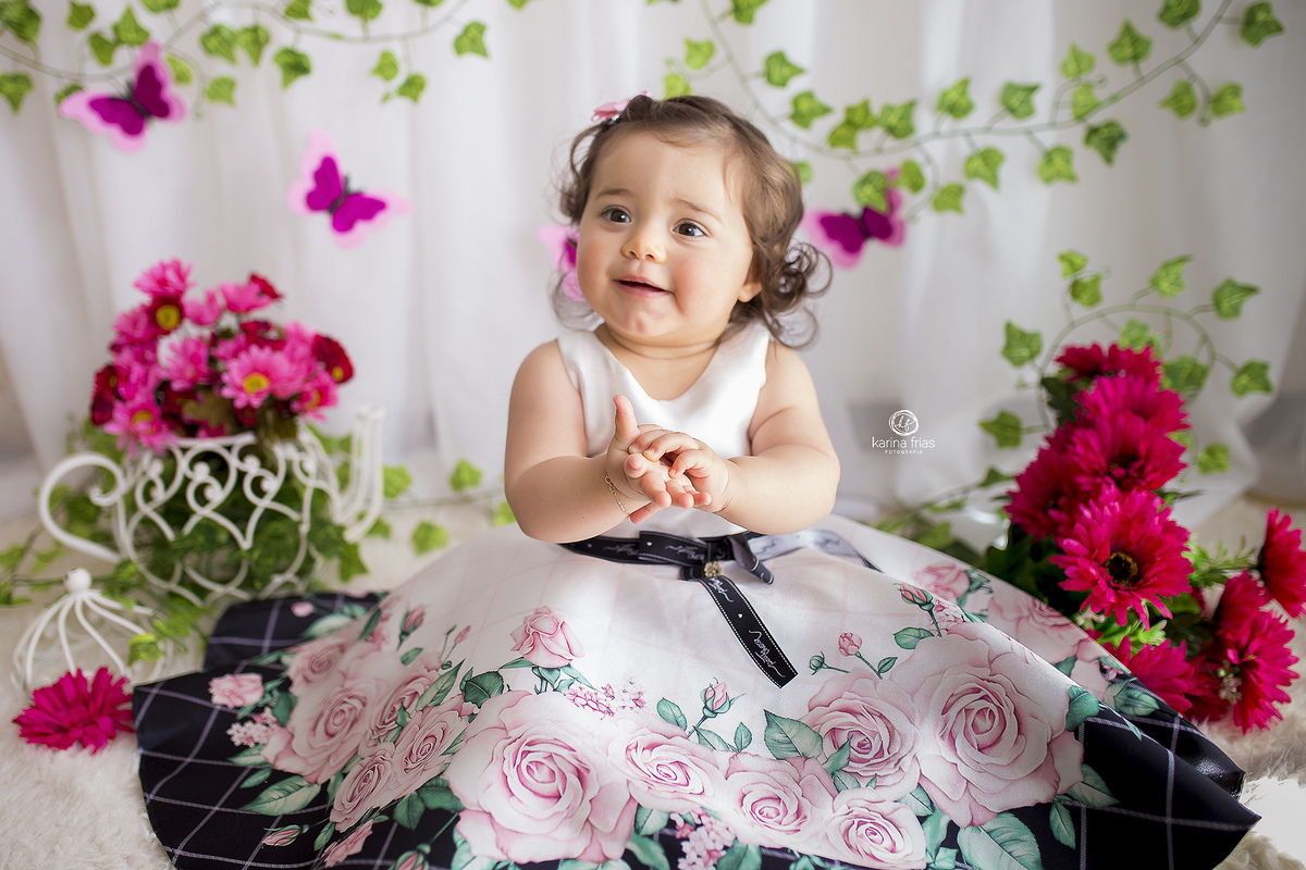 a bebe esta sentada para as fotos de seus 11 meses