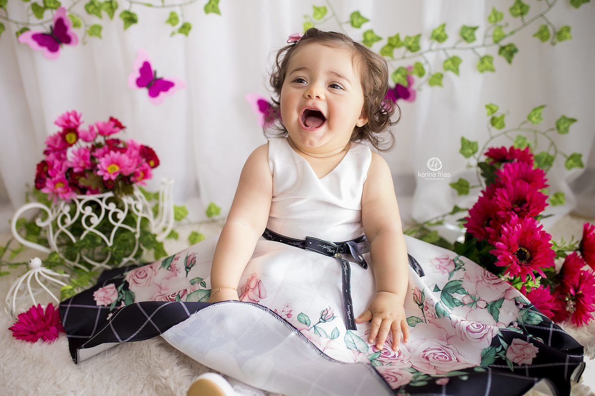 a bebe brinca no ensaio infantil