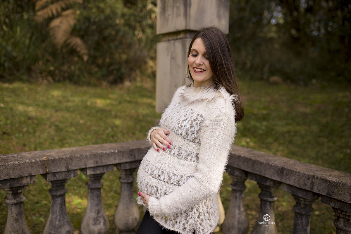 a gestante posa para a fotografa de familia de caxias do sul, karina frias
