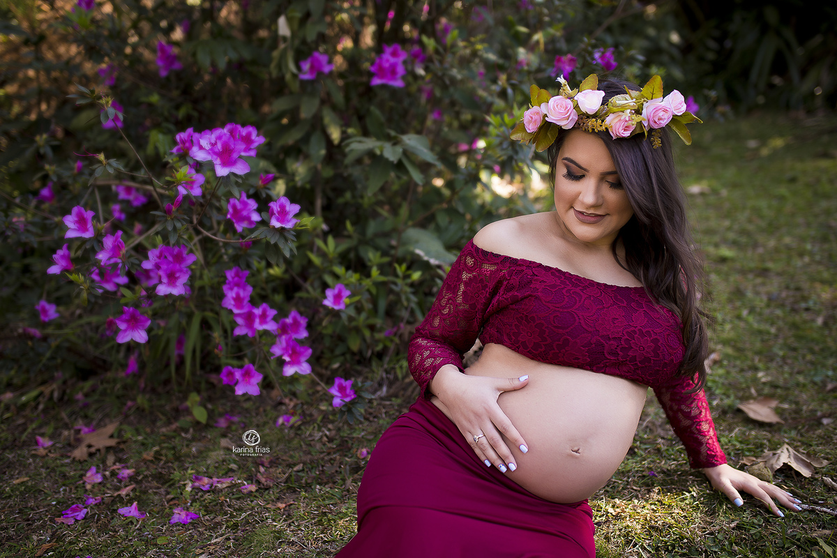 a gestante olha para a barriga durante as fotos da sua gestação