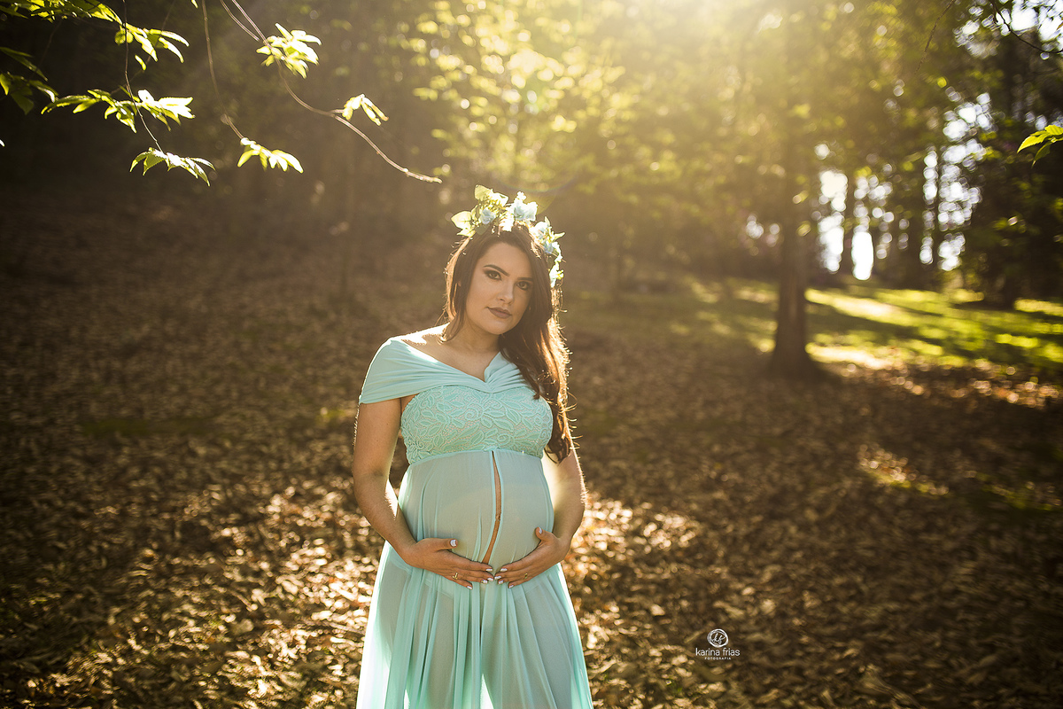 o sol rebate na modelo durante o book de gestante