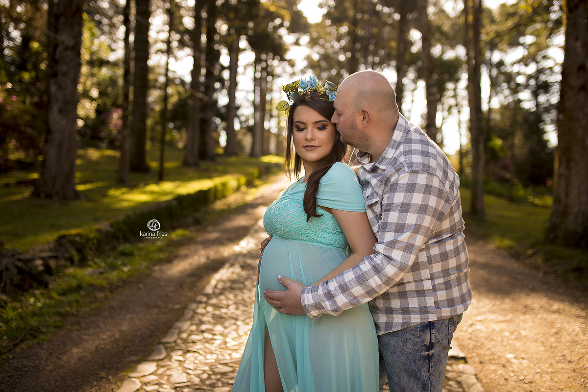 o pai cochicha com a mae na sessão de fotos
