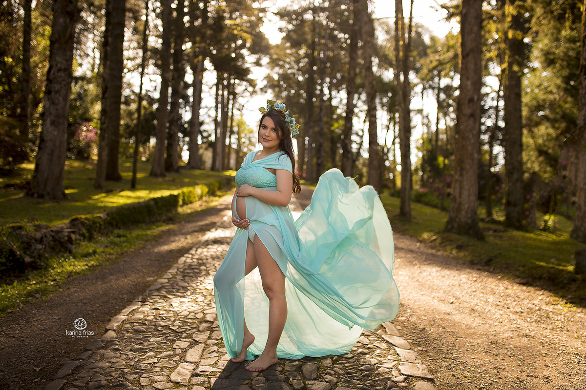 no ensaio de gestante externo usamos a roupa para jogar o véu