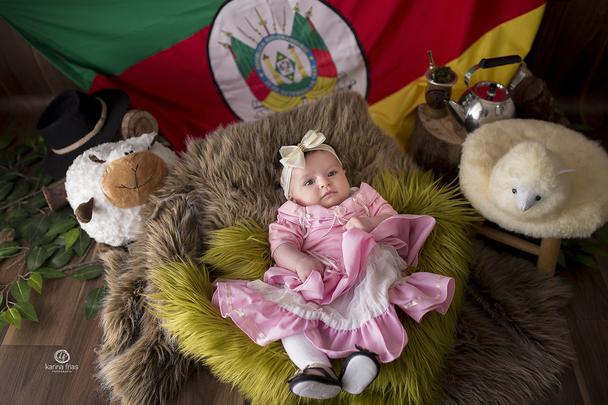 a menina esta deitada no cenario farroupilha