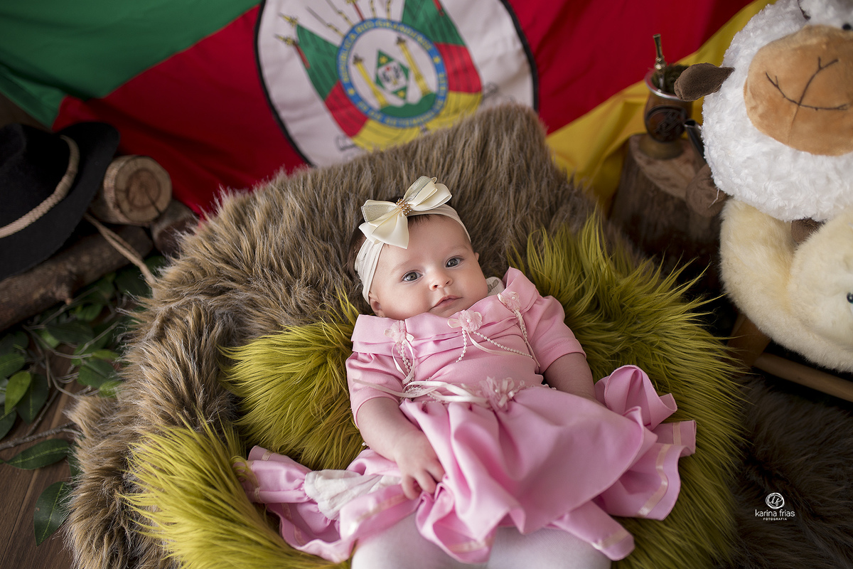 no acompanhamento mensal vestimos a bebe de prenda