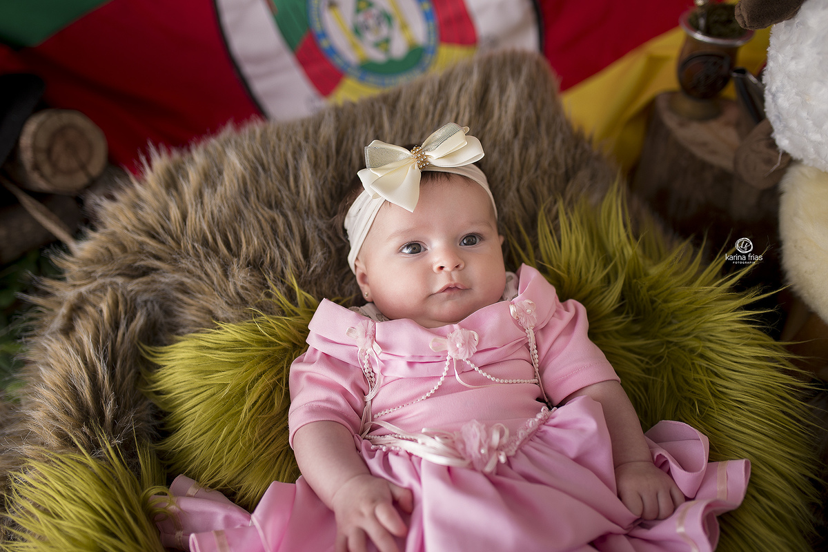 a menina fica calma no ensaio infantil