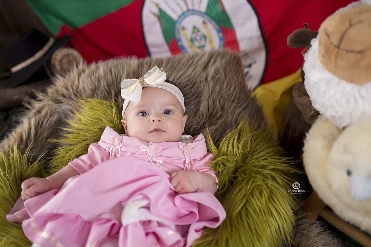 a modelo olha para a fotografa de familia de caxias do sul, karina frias