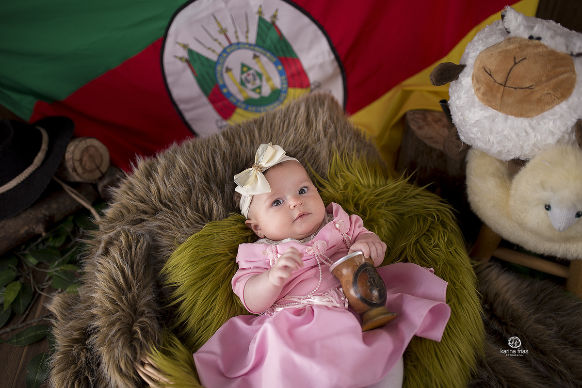 a nene esta segurando a cuia do chimarrao