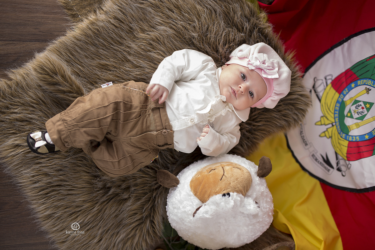 no ensaio farroupilha a bebe esta vestida com bombachas