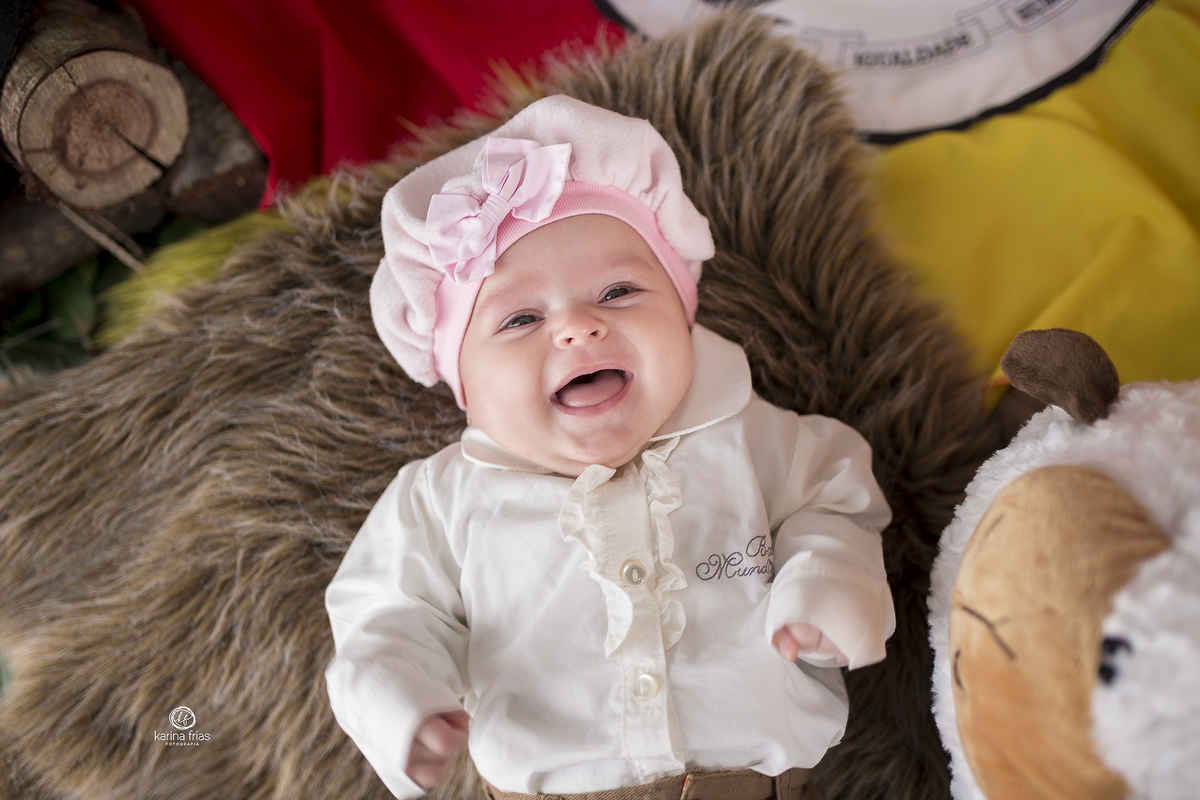 a criança sorri no ensaio infantil em estudio